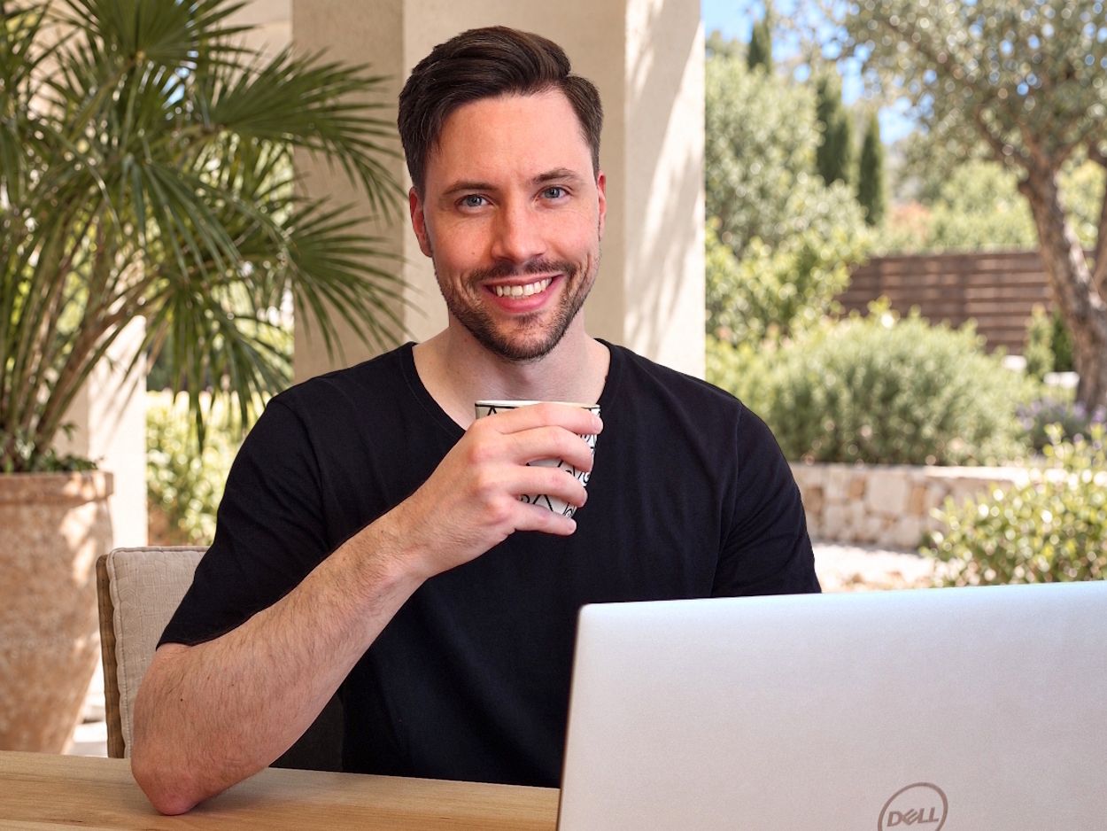 Pascal Pausch mit Laptop